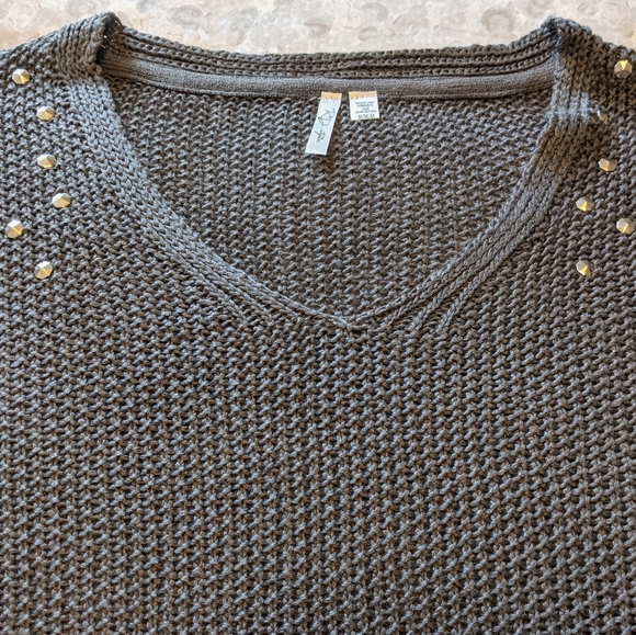 Gray open weave v-neck sweater with silver beaded embellishments- size medium - Picture 7 of 7